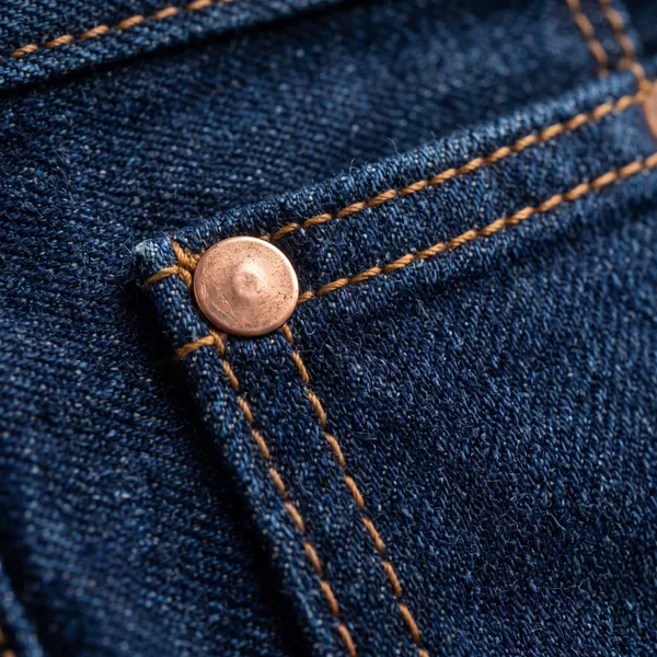 Detalle de bolsillo, remache y costura